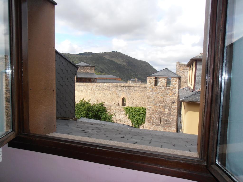 Hostal Virgen De La Encina Ponferrada Chambre photo